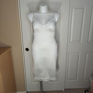 Vintage Ashley Taylor lace trimmed off white satin slip sz 36